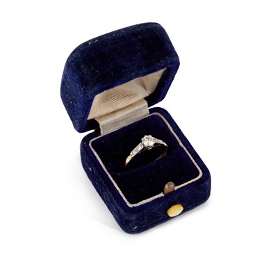 Lot 897 - A DIAMOND SOLITAIRE RING