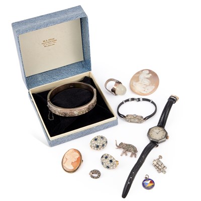 Lot 889 - A GROUP OF SILVER AND COSTUME JEWELLERY