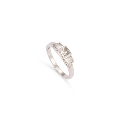 Lot 830 - A PLATINUM PRINCESS-CUT DIAMOND THREE STONE RING