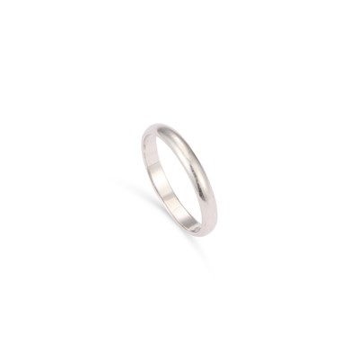 Lot 855 - A PLATINUM BAND RING