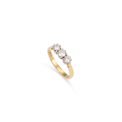 Lot 887 - AN 18 CARAT GOLD DIAMOND THREE STONE RING