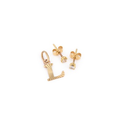 Lot 880 - A PAIR OF 18 CARAT GOLD SOLITAIRE DIAMOND STUD EARRINGS AND AN 'L' PENDANT
