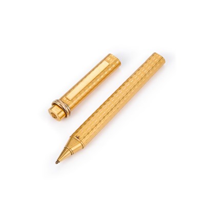 Lot 966 - A MUST DE CARTIER TRINITY GOLD PLATED BALLPOINT PEN