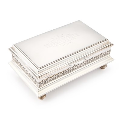 Lot 348 - A LARGE GEORGE V SILVER CIGAR BOX