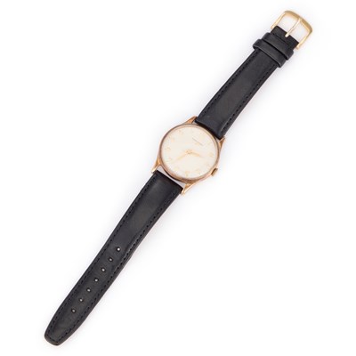 Lot 698 - A GENTS 9CT GOLD LONGINES STRAP WATCH