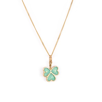 Lot 796 - A 9 CARAT GOLD ENAMEL SHAMROCK PENDANT ON CHAIN