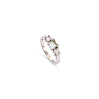 Lot 777 - A 9 CARAT WHITE GOLD AQUAMARINE RING