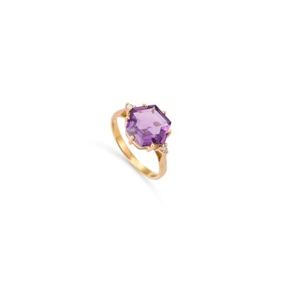 Lot 810 - AN AMETHYST AND DIAMOND RING