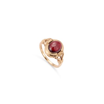 Lot 749 - A 9 CARAT GOLD GARNET RING