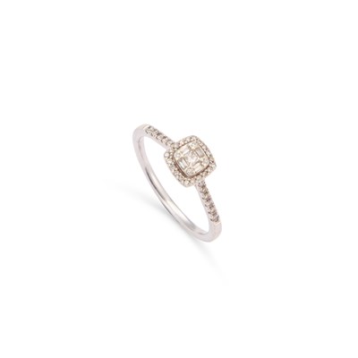 Lot 891 - A 9 CARAT WHITE GOLD DIAMOND CLUSTER RING