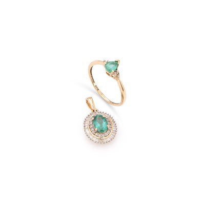 Lot 850 - A 9 CARAT GOLD EMERALD AND DIAMOND RING AND A PENDANT