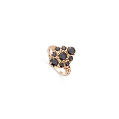 Lot 759 - A 9 CARAT GOLD SAPPHIRE DRESS RING