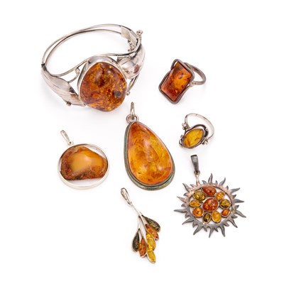 Lot 763 - A GROUP OF SILVER AND AMBER JEWELLERY