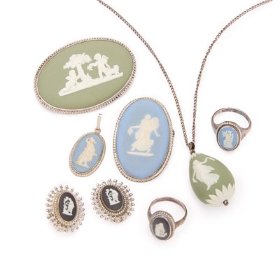 Lot 768 - A GROUP OF SILVER-MOUNTED WEDGWOOD JASPERWARE JEWELLERY
