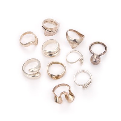 Lot 785 - A GROUP OF SILVER RINGS