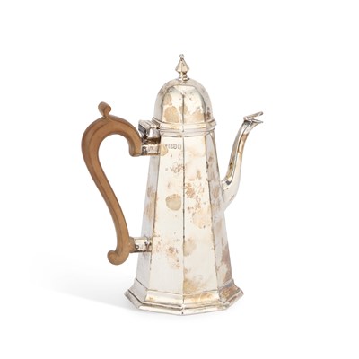 Lot 479 - A VICTORIAN SILVER COFFEE POT