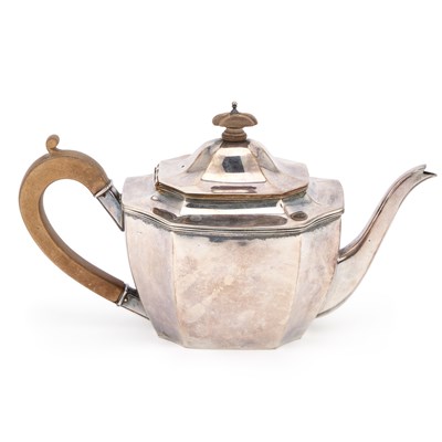 Lot 263 - AN EDWARDIAN SILVER TEAPOT