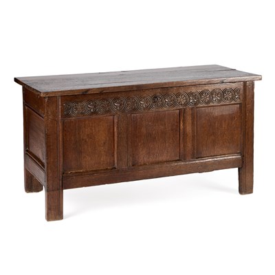 Lot 1171 - AN OAK COFFER