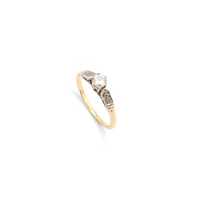 Lot 832 - A SOLITAIRE DIAMOND RING