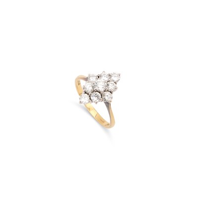 Lot 840 - AN 18 CARAT GOLD DIAMOND CLUSTER RING