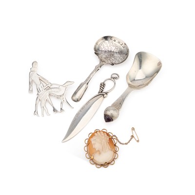 Lot 394 - A GROUP OF SILVER AND JEWELLERY