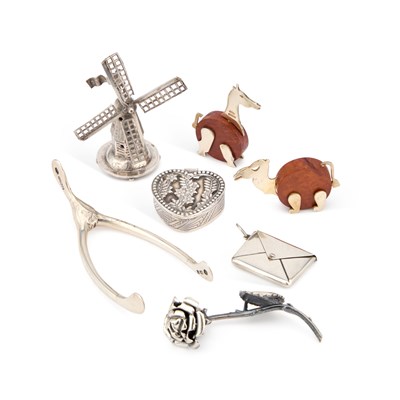 Lot 310 - A GROUP OF SILVER AND SILVER-MOUNTED NOVELTY ITEMS