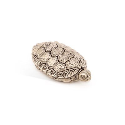 Lot 153 - A WHITE-METAL TURTLE-FORM VESTA CASE