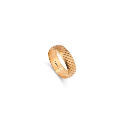 Lot 843 - A 9 CARAT GOLD BAND RING