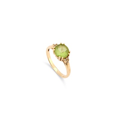 Lot 872 - A PERIDOT AND DIAMOND RING