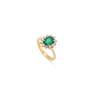 Lot 865 - AN EMERALD AND DIAMOND CLUSTER RING