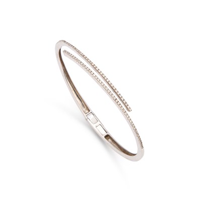 Lot 884 - A DIAMOND HINGE OPENING CROSSOVER BANGLE