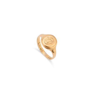 Lot 828 - AN 18 CARAT GOLD SIGNET RING