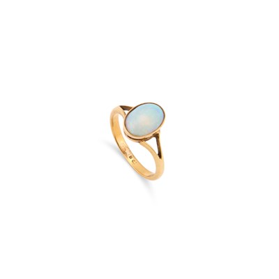 Lot 829 - AN OPAL RING