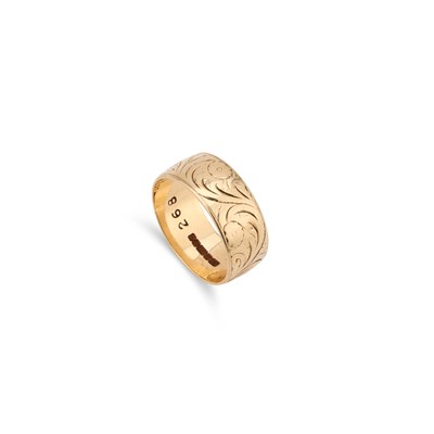Lot 863 - A 9 CARAT GOLD FOLIATE ENGRAVED BAND RING