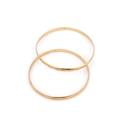 Lot 835 - A PAIR OF FOLIATE ENGRAVED BANGLES