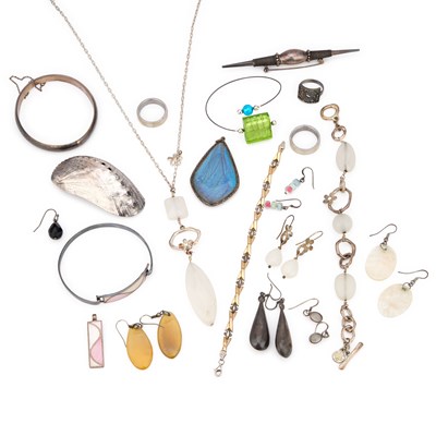 Lot 833 - A GROUP OF SILVER JEWELLERY