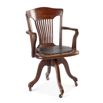 Lot 1208 - AN EARLY 20TH CENTURY OAK SWIVELLING OFFICE CHAIR