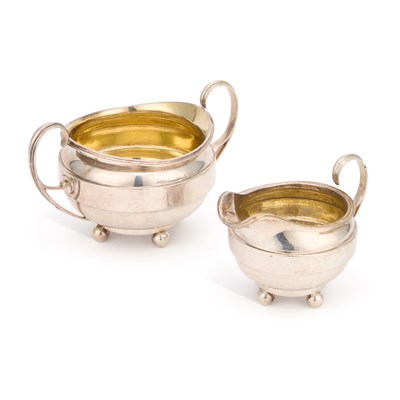 Lot 488 - A GEORGE III SILVER CREAM JUG AND SUGAR BOWL