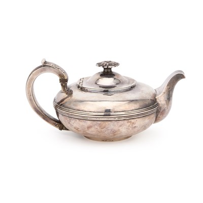 Lot 443 - AN EARLY 19TH CENTURY SILVER TEAPOT
