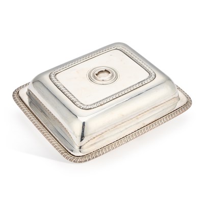 Lot 513 - A GEORGE III SILVER ENTREE DISH AND COVER