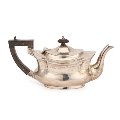 Lot 265 - AN EDWARDIAN SILVER TEAPOT