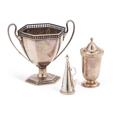 Lot 359 - AN EDWARDIAN SILVER SUGAR BOWL