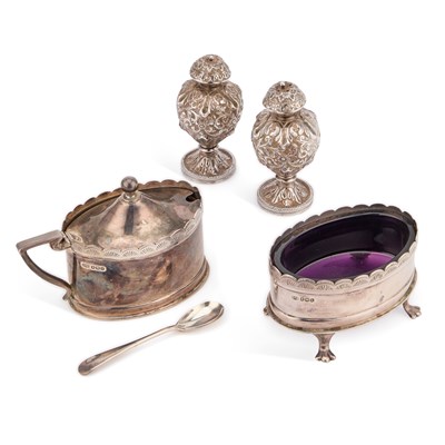 Lot 351 - A GEORGE V SILVER MUSTARD POT AND SALT