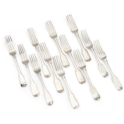 Lot 233 - A MIXED LOT OF GEORGIAN SILVER TABLE FORKS