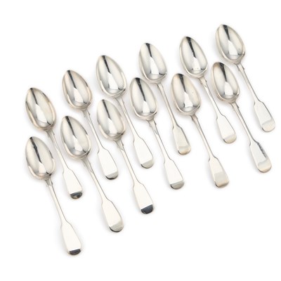 Lot 232 - A MIXED LOT OF GEORGIAN AND VICTORIAN SILVER DESSERT SPOONS