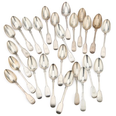 Lot 226 - A MIXED LOT OF GEORGIAN AND VICTORIAN SILVER DESSERT SPOONS
