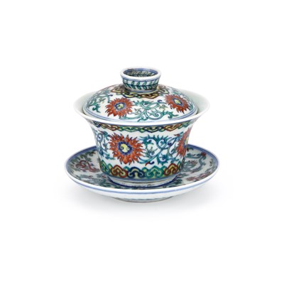 Lot 639 - A CHINESE WUCAI GAIWAN AND STAND