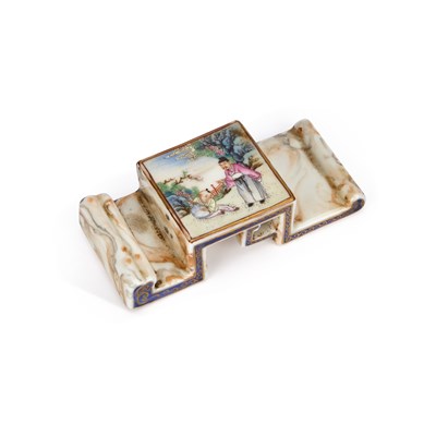 Lot 647 - A CHINESE FAMILLE ROSE PORCELAIN BRUSH REST