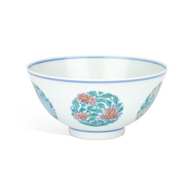 Lot 556 - A CHINESE DOUCAI PORCELAIN BOWL PAINTED WITH FLORAL MEDALLIONS