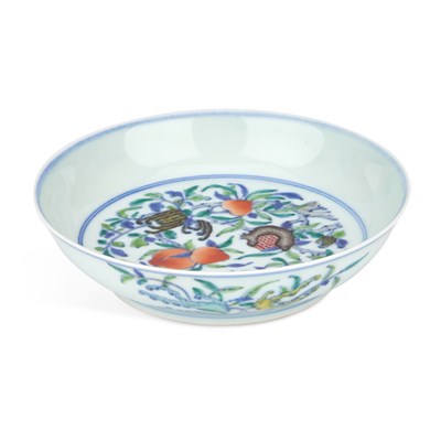 Lot 621 - A CHINESE DOUCAI PORCELAIN DISH